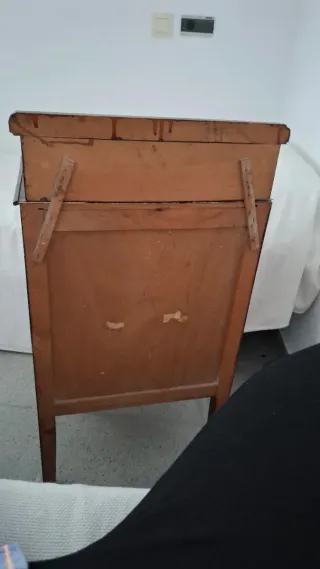 Mesita de noche de madera oscura