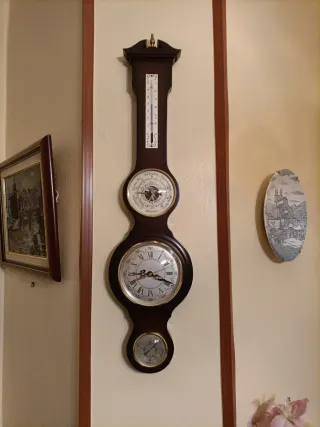 Reloj de pared antiguo con barómetro