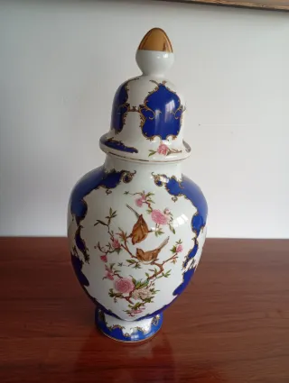 Jarrón tibor de porcelana azul y dorado