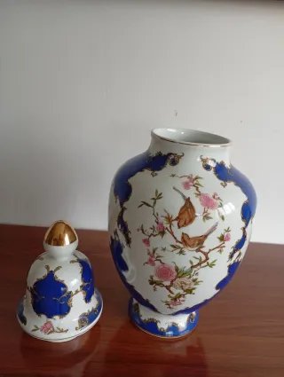 Jarrón tibor de porcelana azul y dorado
