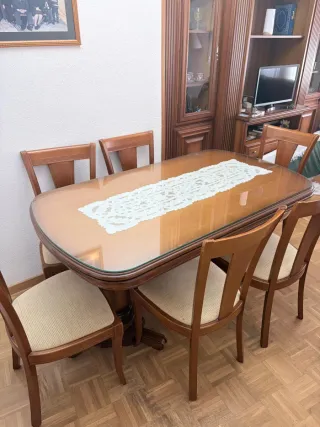 Mesa de salón con tapa de cristal y seis sillas