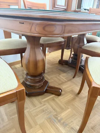 Mesa de salón con tapa de cristal y seis sillas