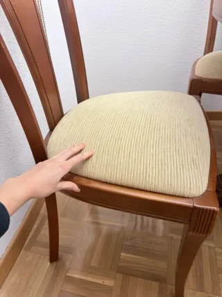 Mesa de salón con tapa de cristal y seis sillas