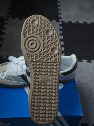 Los dos zapatillas por 60€