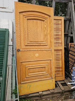 Puerta de entrada de madera