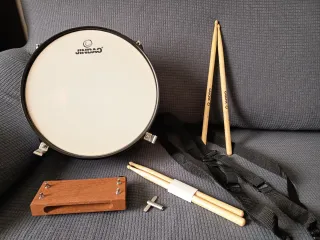Tambor JINBAO con baquetas y correa