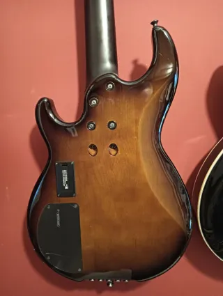 Bajo Yamaha BB735A