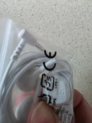 Auriculares LG Negros y Blancos