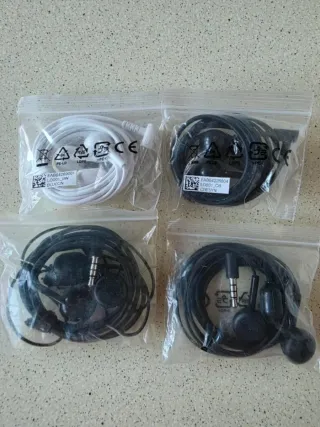 Auriculares LG Negros y Blancos