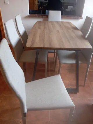 Mesa comedor y 6 sillas madera y tela