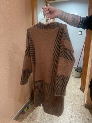 Cárdigan con etiqueta beige y marrón