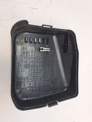 CAJA RELES / FUSIBLES MAZDA 2 LIM. ()
