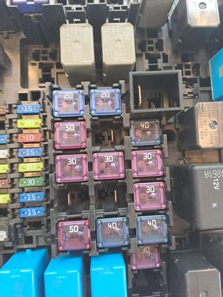 CAJA RELES / FUSIBLES MAZDA 2 LIM. ()