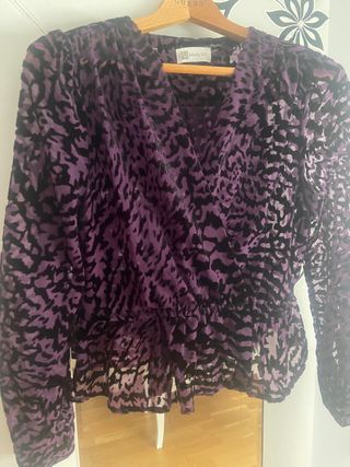 Blusa Mango Morada Estampada.