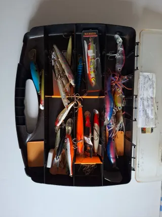 Caja con 23 señuelos de pesca