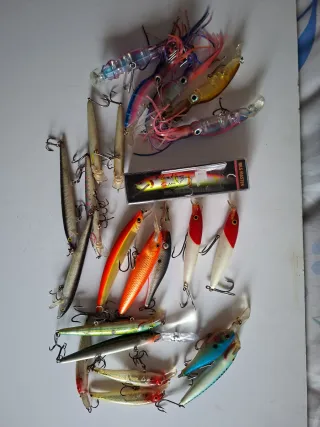 Caja con 23 señuelos de pesca