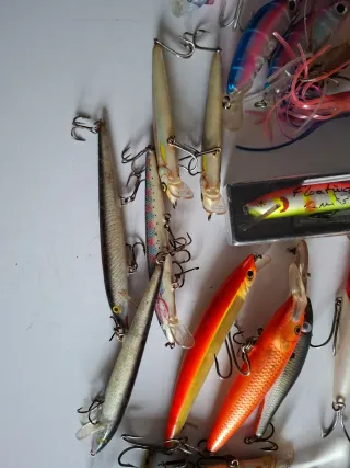 Caja con 23 señuelos de pesca