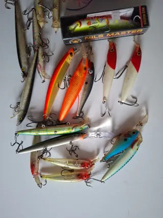 Caja con 23 señuelos de pesca