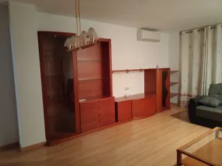 Mueble de comedor de madera y cristal