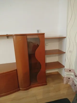 Mueble de comedor de madera y cristal