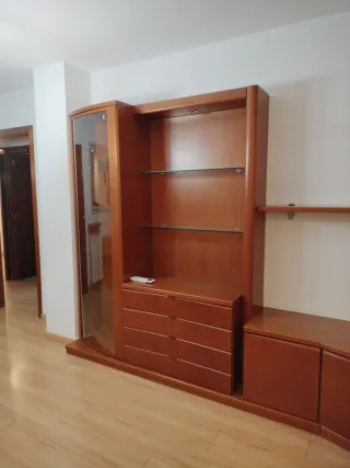 Mueble de comedor de madera y cristal