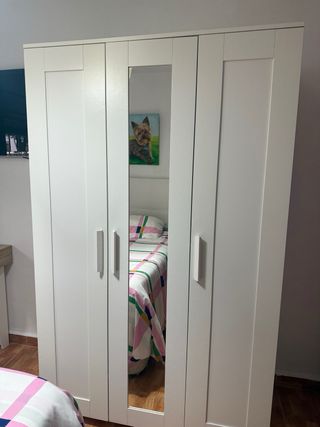 Armario blanco de madera