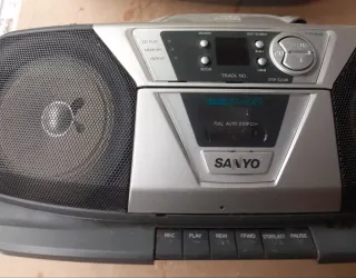 Radio Casete Sanyo Plata y Negro