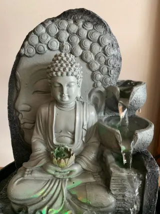 Fuente de Buda con cascada de agua