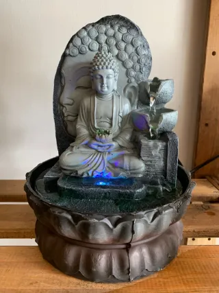 Fuente de Buda con cascada de agua