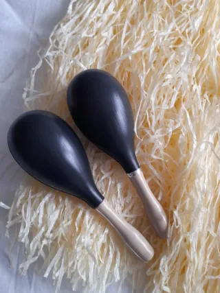 Falda y maracas carnaval beige