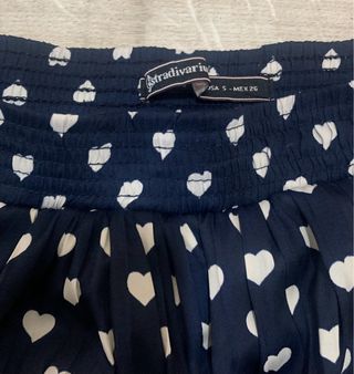 Falda vuelo azul marino con corazones