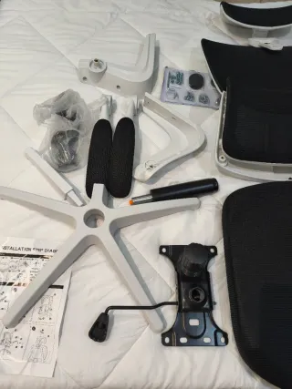 Sedia ergonomica da ufficio bianca e nera