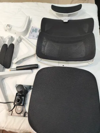 Sedia ergonomica da ufficio bianca e nera