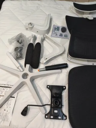 Sedia ergonomica da ufficio bianca e nera