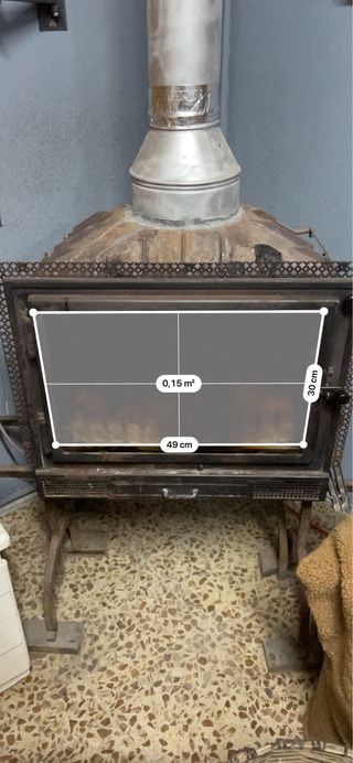 Chimenea de leña metálica con puerta de cristal