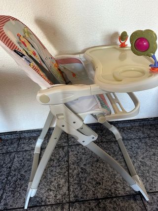 Trona plegable con bandeja y reposapiés