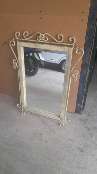 Espejo de forja beige y dorado