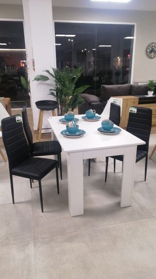 MESA DE MADERA + 4 SILLAS POLIPIEL