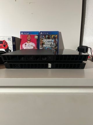 PS4 (PlayStation 4) Negra + 4 Mandos