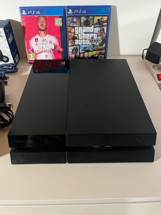 PS4 (PlayStation 4) Negra + 4 Mandos