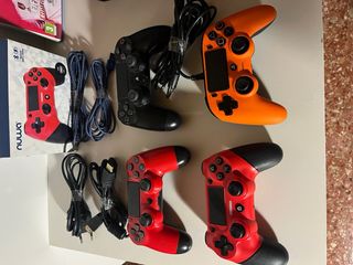 PS4 (PlayStation 4) Negra + 4 Mandos