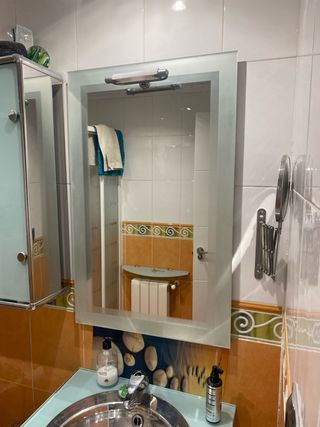 Mueble baño con grifo, espejo y vitrina cristal