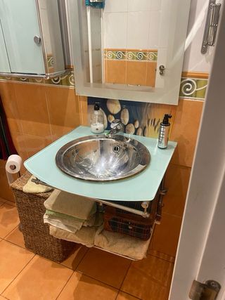 Mueble baño con grifo, espejo y vitrina cristal