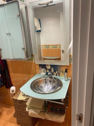 Mueble baño con grifo, espejo y vitrina cristal