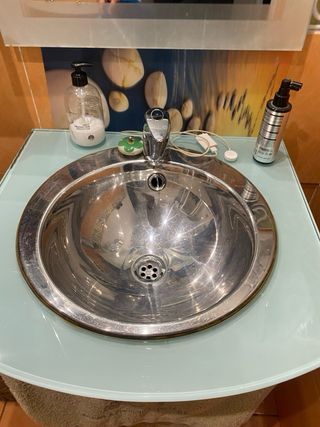 Mueble baño con grifo, espejo y vitrina cristal