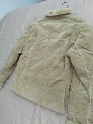 Chaqueta beige con forro de pelo