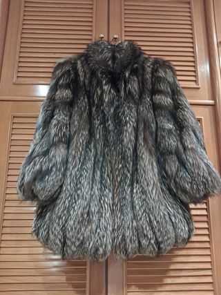 Abrigo de pelo de zorro plateado.