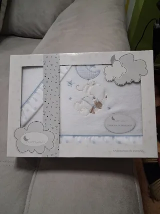 Ropa de cuna con osito y nubes