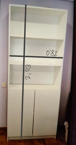 Estantería alta blanca con puertas