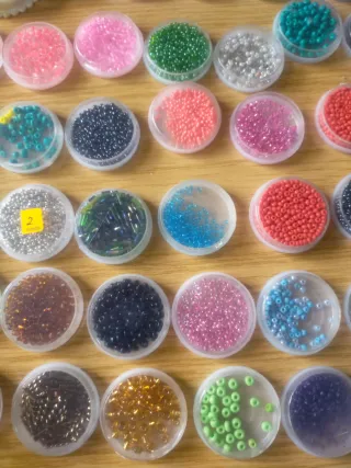 Lote de abalorios multicolor